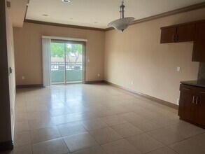Rubio Villas in Lake Balboa, CA - Foto de edificio - Building Photo
