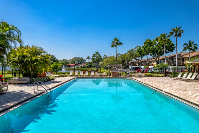 Park Village Apartments in Largo, FL - Foto de edificio - Building Photo