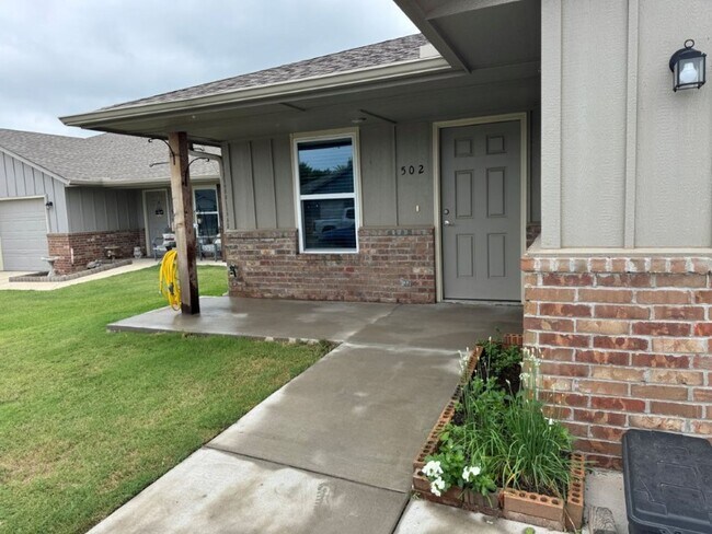 502 Parkhill Cir in Newcastle, OK - Building Photo - Building Photo