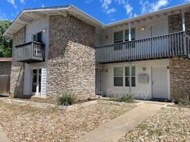2504 Manor Cir in Austin, TX - Building Photo