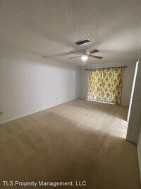 402 Colonial Dr photo'