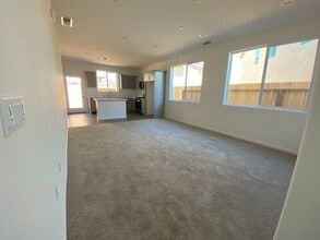 1312 W Prescott Ct in Visalia, CA - Foto de edificio - Building Photo