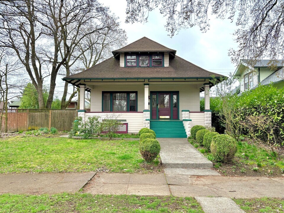 5527 NE Mallory Ave in Portland, OR - Building Photo