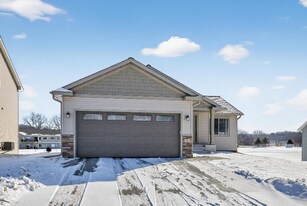 2412 Hadley Hills Dr NE in Rochester, MN - Building Photo