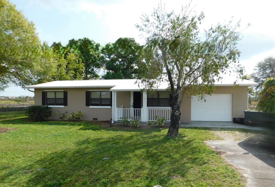 10115 Okeechobee Rd in Fort Pierce, FL - Building Photo