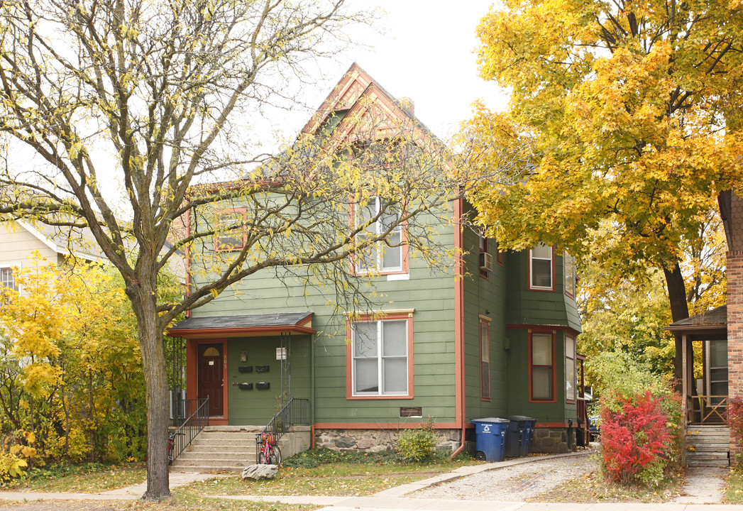 805 E Huron St in Ann Arbor, MI - Foto de edificio