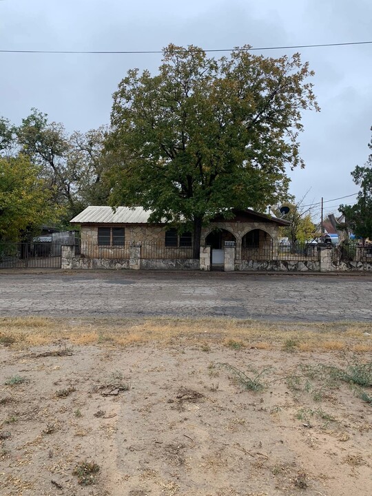 1000 Brodbent Ave in Del Rio, TX - Building Photo