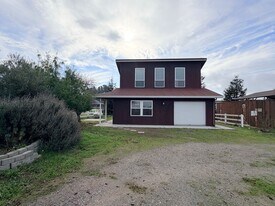 8 Balma Ln in Petaluma, CA - Building Photo