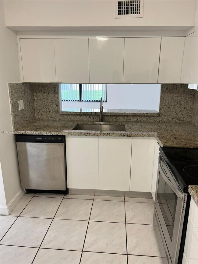 3199 Foxcroft Rd in Miramar, FL - Foto de edificio - Building Photo