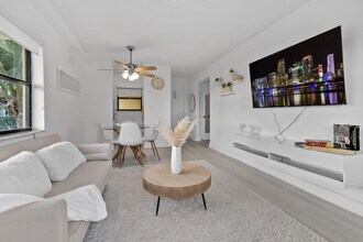 321 Wilson St in Hollywood, FL - Foto de edificio - Building Photo