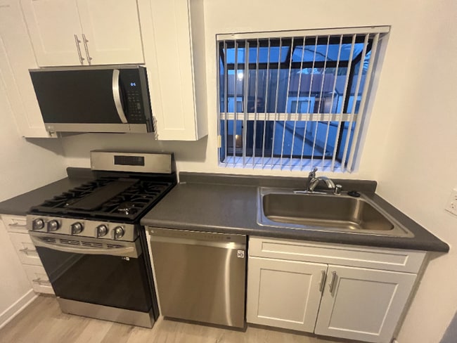 555 Oak St, Unit 301 in Glendale, CA - Foto de edificio - Building Photo