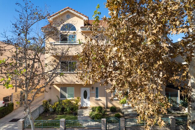 823-825 S Gramercy Pl in Los Angeles, CA - Building Photo - Building Photo