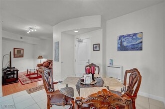 200 W Sahara Ave in Las Vegas, NV - Building Photo - Building Photo