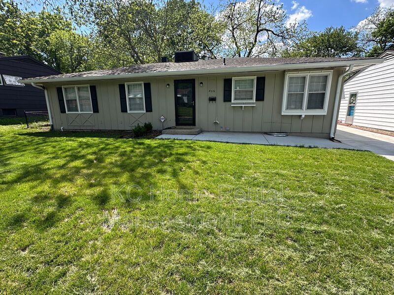 8216 Madison Ave in Kansas City, MO - Building Photo