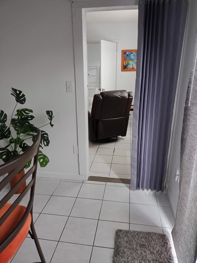 6999 W 25th Ave, Unit Studio/efficiency in Hialeah, FL - Building Photo - Building Photo