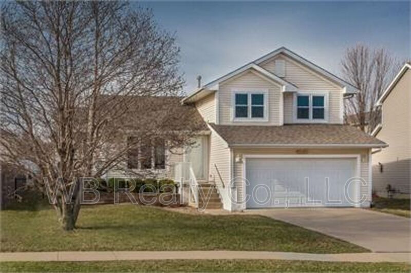 4525 Waterford Dr in West Des Moines, IA - Building Photo