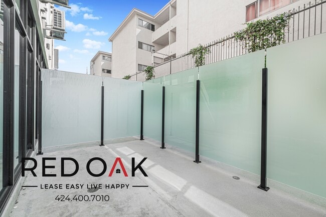 1860 N Western Ave in Los Angeles, CA - Building Photo - Building Photo