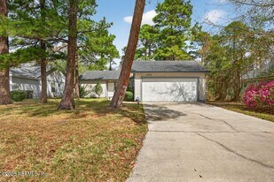 8725 Huntington Woods Cir N in Jacksonville, FL - Building Photo