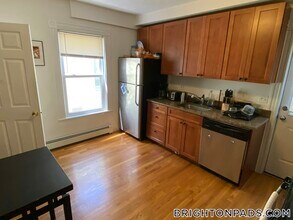 64 Murdock St, Unit 2 in Boston, MA - Foto de edificio - Building Photo