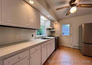 958 Dunbar Hill Rd in Hamden, CT - Building Photo - Building Photo