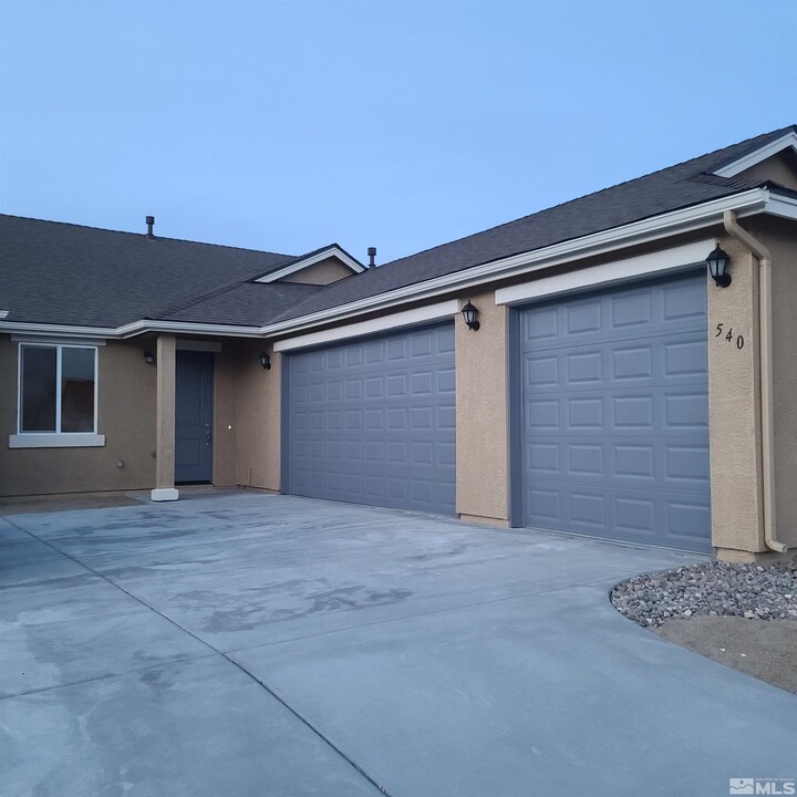 540 Country Hollow Dr in Fernley, NV - Building Photo