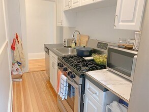 35 Winchester St, Unit 203 in Brookline, MA - Building Photo - Building Photo
