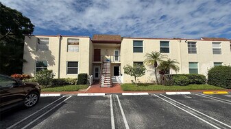 12 Willowbrook Ln in Delray Beach, FL - Building Photo