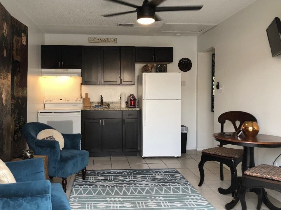 1097 Highlands Dr, Unit 4 in Naples, FL - Building Photo