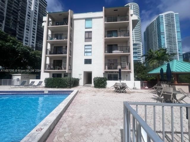 2201 Brickell Ave, Unit #63 in Miami, FL - Foto de edificio