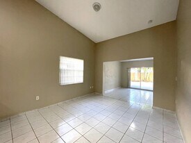 14206 NE 52nd St in Miami, FL - Building Photo