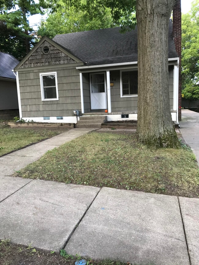 1104 Dakin St in Lansing, MI - Building Photo - Building Photo