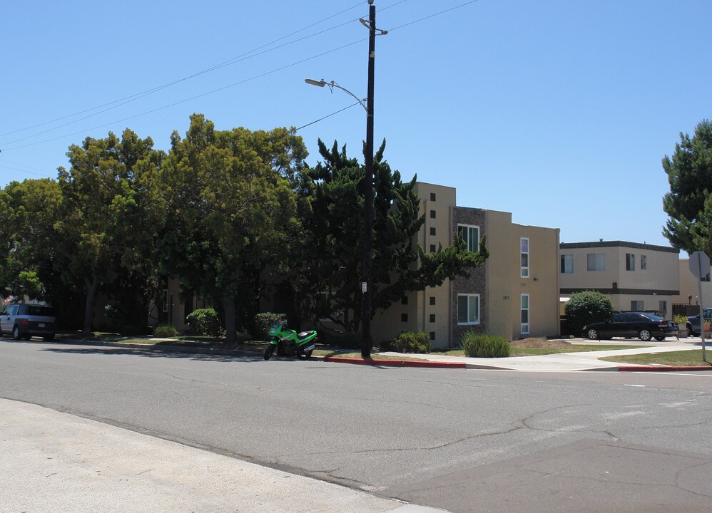 1075 Chalcedony St in San Diego, CA - Building Photo