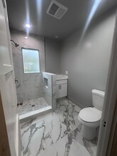 1810 W Alameda Ave, Unit B in Burbank, CA - Building Photo - Building Photo