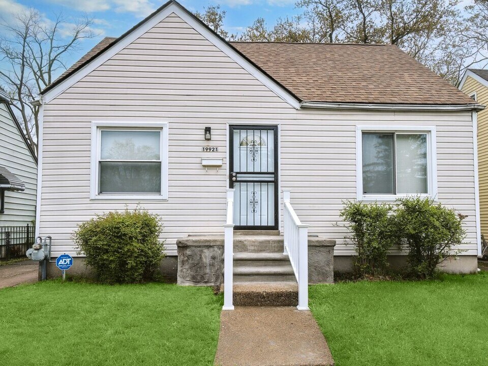 19921 Santa Barbara Dr in Detroit, MI - Building Photo
