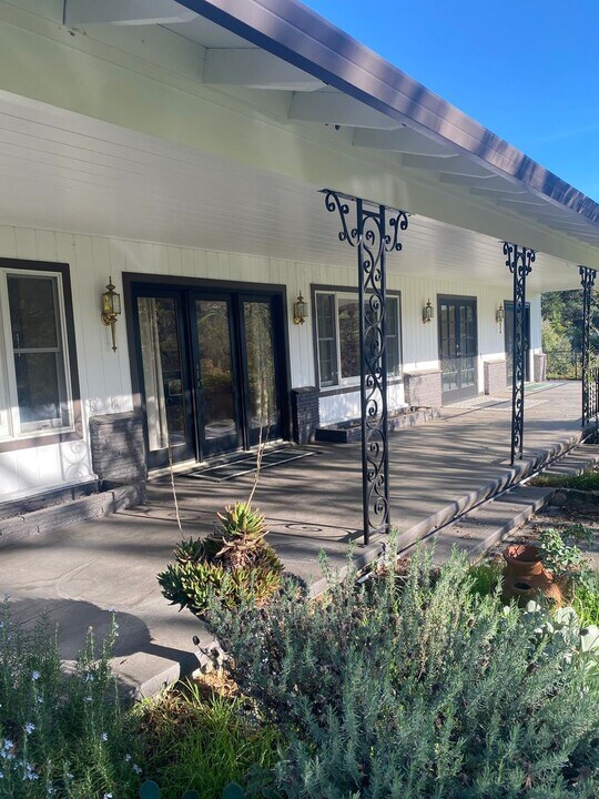 250 Theresa Dr in Cloverdale, CA - Building Photo