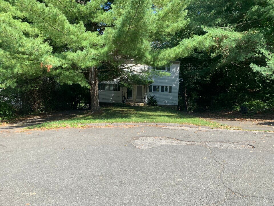 64 Knollwood Dr, Unit 64 Knollwood Drive in Bethel, CT - Building Photo