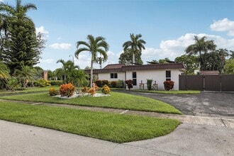 20 W Tropical Way in Plantation, FL - Foto de edificio - Building Photo