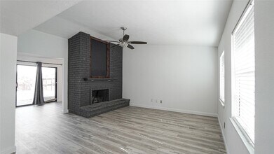 2115 Chatsworth Rd in Carrollton, TX - Foto de edificio - Building Photo