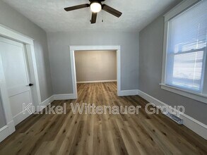 106 E Phillips St in Mascoutah, IL - Foto de edificio - Building Photo