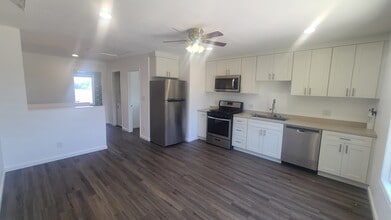 3704 E Bond Ave in Orange, CA - Foto de edificio - Building Photo