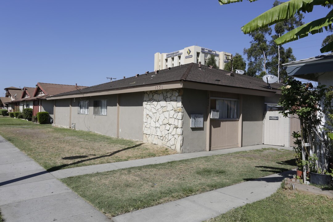 1757 W Neighbors Ave in Anaheim, CA - Building Photo