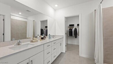 12222 Amber Waves Rd in Lehigh Acres, FL - Foto de edificio - Building Photo