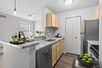 Village Club of Farmington Hills in Farmington Hills, MI - Foto de edificio - Building Photo