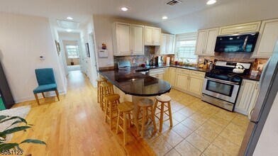 580 Ridgewood Rd in Maplewood, NJ - Foto de edificio - Building Photo