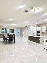 10420 NW 67th St in Doral, FL - Foto de edificio - Building Photo