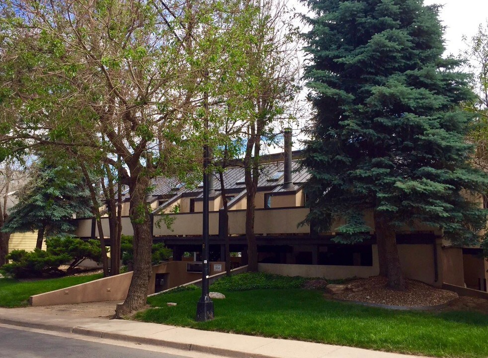 Canyon Crest Apartments in Boulder, CO - Building Photo