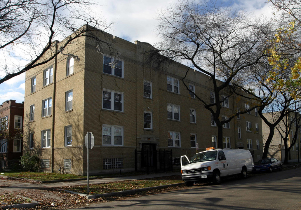 3935 W Cortland St in Chicago, IL - Building Photo