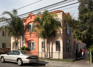 1735 E 10th St in Long Beach, CA - Foto de edificio - Building Photo