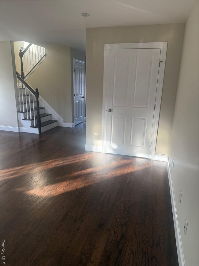 75 Lenox Ave in Westbury, NY - Building Photo - Building Photo