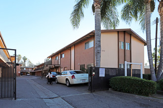 Villa Terrace in Santa Ana, CA - Foto de edificio - Building Photo